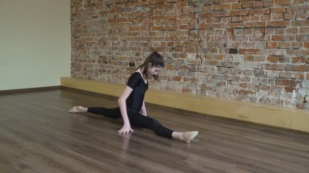 Sport fitness gymnastics flexibility exercise girl — Stock Video