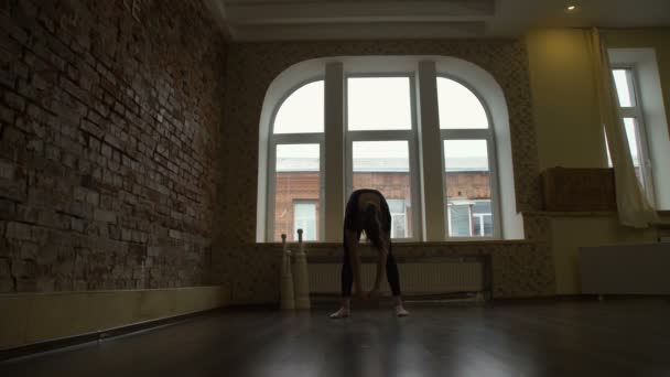Спорт фітнес гімнастика спосіб життя вправа дівчина — стокове відео