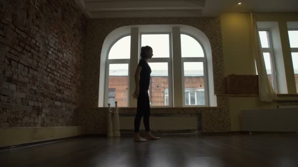 Девушка, занимающаяся спортивной гимнастикой — стоковое видео
