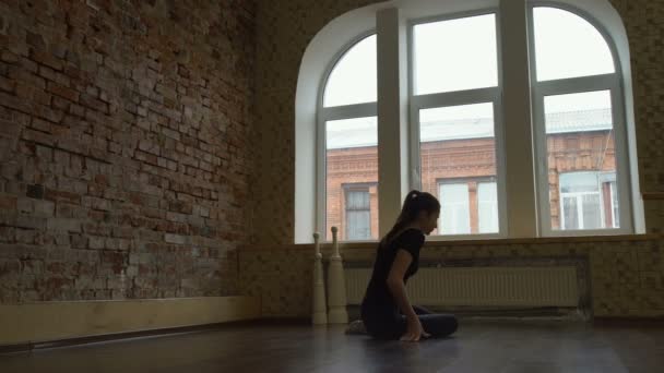 Sport fitness gymnast levensstijl meisje uitrekken — Stockvideo