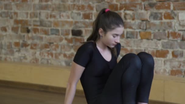 Esporte fitness ginástica treino menina esticar dedos dos pés — Vídeo de Stock