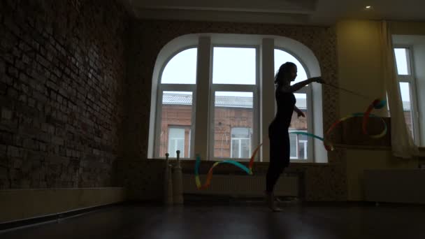 Αθλητισμός γυμναστής γυμναστική κορδέλα άσκηση χορού — Αρχείο Βίντεο