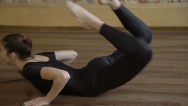 Spor fitness jimnastikçi egzersiz eğitim şerit — Stok video