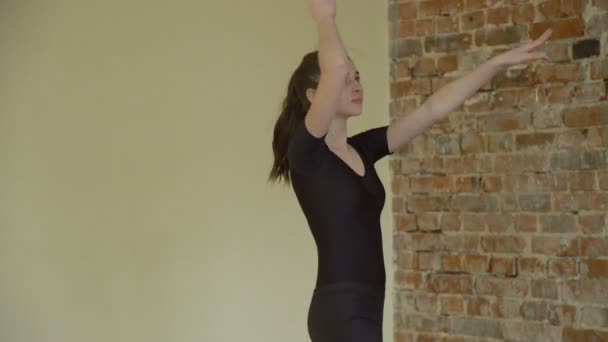 Sport atletisk livsstil gymnast konstnärliga utövandet — Stockvideo