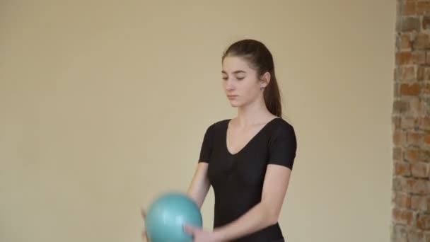 Sportovní životní styl rozcvičku míč cvičení dívka — Stock video