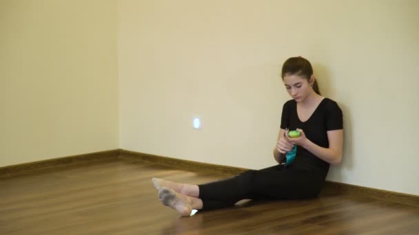 Sport gymnastics training workout preparation girl — Stock Video