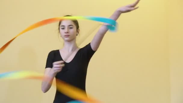 Занятия спортивной гимнастической лентой — стоковое видео