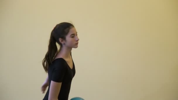 Spor jimnastikçi topu performans eğitim egzersiz — Stok video