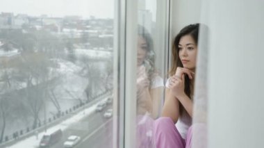 boş zaman kız pencere rahatlatıcı yalnızlık yalnızlık