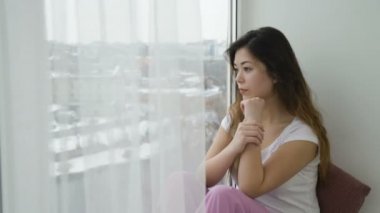 eğlence genç dalgın kız bak pencere rahatlatıcı