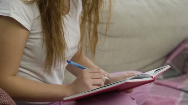 Relajado estudiar casual chica sentado en casa escritura — Vídeo de stock