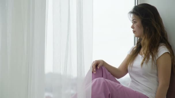 Ontspannen vrijetijdsbesteding meisje peinzende blik venster — Stockvideo