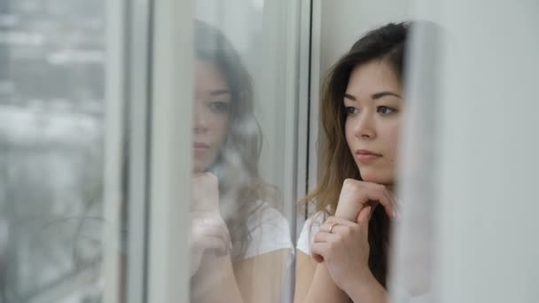 Adolescente tempo libero sognante romantica ragazza finestra sguardo — Video Stock