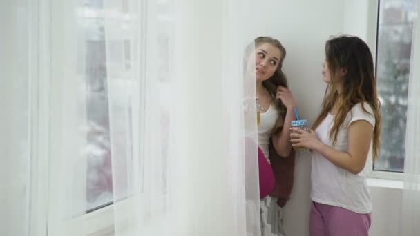 Teen kaygısız eğlence dostluk Kanki kızlar sohbet — Stok video