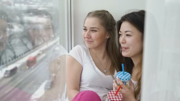 Amigos lazer meninas comunicação adolescente estilo de vida — Vídeo de Stock