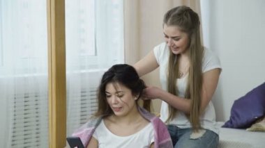 sosyal ağ bağımlılığı kızlar boş zaman saç örgü