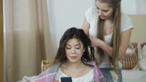 Φίλοι αναψυχής ομορφιά χρόνο styling μαλλιών — Αρχείο Βίντεο