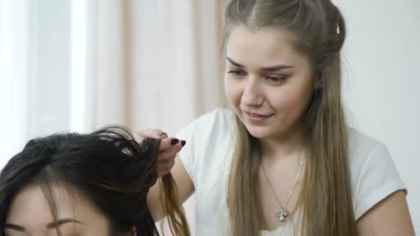 Друзья лучший отдых волосы плетение девушки красота — стоковое видео