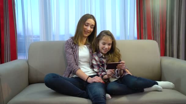 Familienprobleme Kommunikation digitale Sucht — Stockvideo