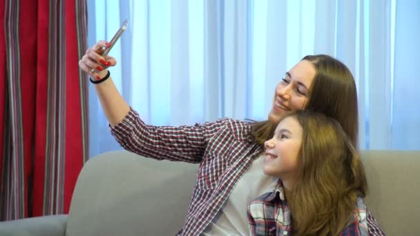 Família mãe criança parentalidade lazer diversão selfie sorriso — Vídeo de Stock