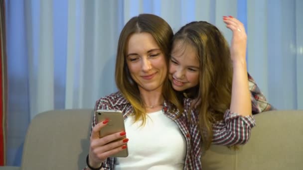 Familie entspannte Freizeit Mutter Tochter Zeitvertreib — Stockvideo