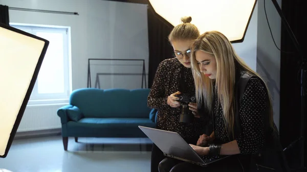 Fotografía backstage discusión trabajo en equipo portátil — Foto de Stock