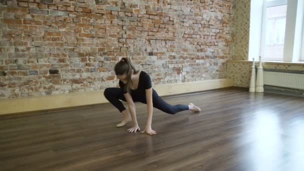 Deporte fitness gimnasta flexibilidad chica estiramiento — Vídeo de stock