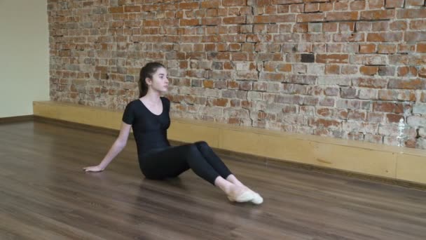 Sport fitness gymnastiek workout meisje stretch tenen — Stockvideo