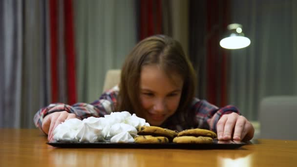 Детское питание вредные привычки сладости переедание — стоковое видео