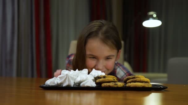 Kinderzuckersucht ungesund Süßigkeiten essen — Stockvideo