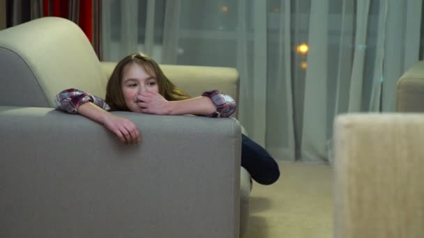 Barn inaktiv fritid flicka liggande soffa hem talar — Stockvideo