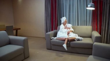 Ana gibi sevgi aile bağı hassasiyet kucak kızı