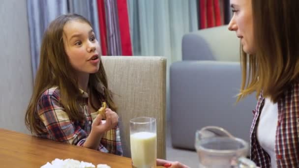 Сімейне спілкування дитини збалансоване харчування молоко — стокове відео