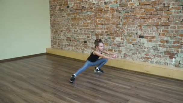 Спорт фітнес оздоровчі вправи тренування дитини — стокове відео