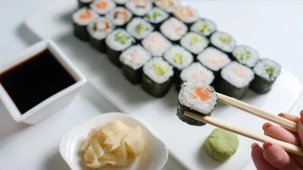 Panini di sushi fatti in casa cucina giapponese cibo — Foto Stock