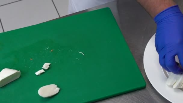 Lebensmittel Zutaten Restaurant Koch Schneiden von Käse — Stockvideo