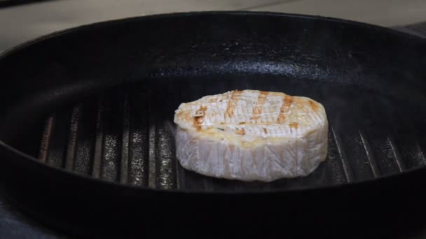 Еда ресторан еда приготовление блюд из сыра щипцы — стоковое видео