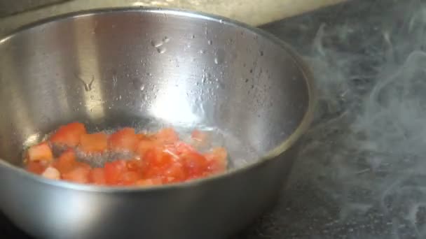 Їжа готує ресторанне харчування приготування томатного рагу — стокове відео