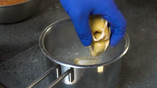 Comida cozinha restaurante refeição chef fervendo ravioli — Vídeo de Stock