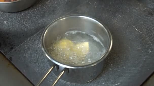 Кухня ресторана варить равиоли — стоковое видео