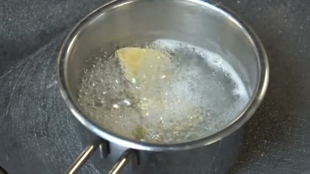 Comida preparación comida cocinero restaurante cocina hervir — Vídeo de stock