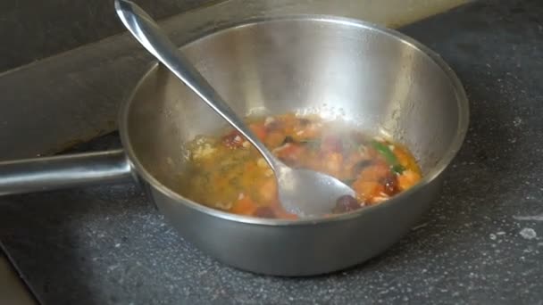 Приготовление блюд шеф-повар приготовления соуса — стоковое видео
