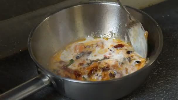 Їжа ресторан їжа шеф-кухар готує перемішуючи соус — стокове відео
