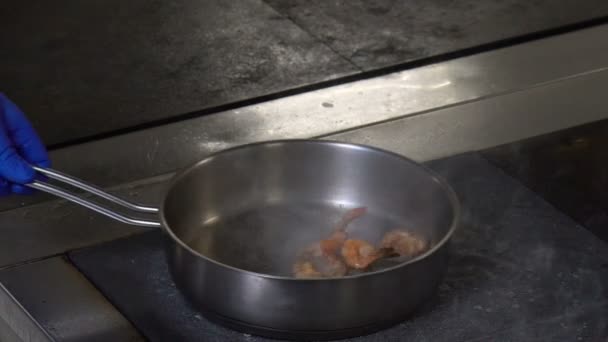 Restaurant seafood meal cooking chef frying shrimp — Stock Video