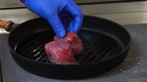 Кулинарные деликатесы повар жарит мясо — стоковое видео