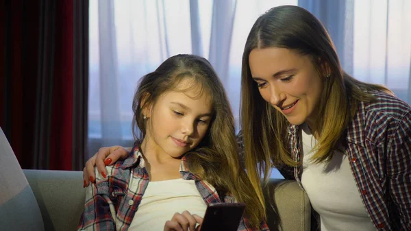Uzależnienie od technologii telefonu aplikacje urządzenia dla rodzin z dziećmi — Zdjęcie stockowe