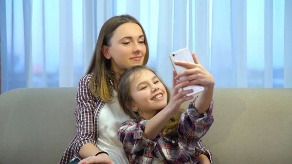 Família ocioso lazer estilo de vida tomar selfie — Fotografia de Stock