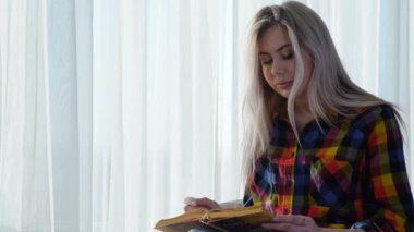 Eğitim edebiyat yaşam tarzı kız kitap okuma