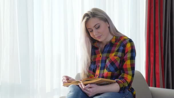 Vzdělávací literatura životní styl dívka čtení knihy — Stock video