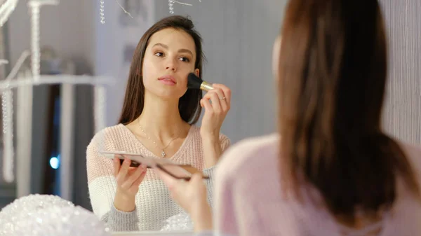 Bellezza trucco glamour stile di vita ragazza applicare rossore — Foto Stock